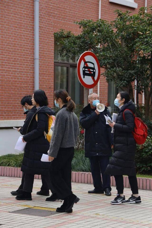 视频！考生规模再创新高！考研首日，多图直击复旦大学考点