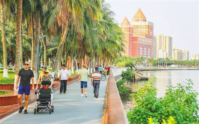 市民游客在海甸溪南岸的海口湾畅通工程示范段散步。海南日报记者 李天平 摄