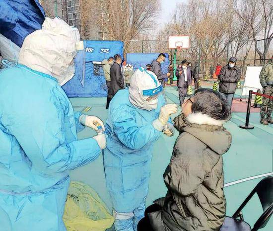 北京市顺义区妇幼保健院医护在为居民做核酸检测