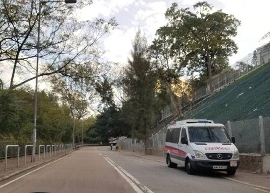 香港警方派驻警员在黎智英住宅外候命。图自“东网”