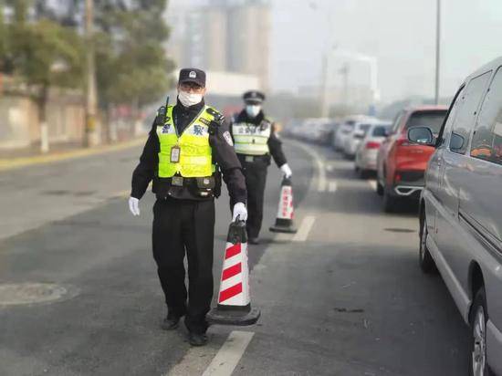 今晨大雾，宝山石洞口码头停航。民警与辅警指挥车辆有序排队。目前车辆排队约三百米左右，现场有序。警方供图