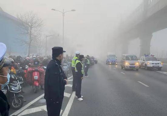 民警与辅警指挥交通。警方供图