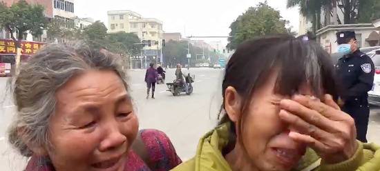“百香果女孩”母亲陈礼言在灵山县人民法院外痛哭。图/视频截图