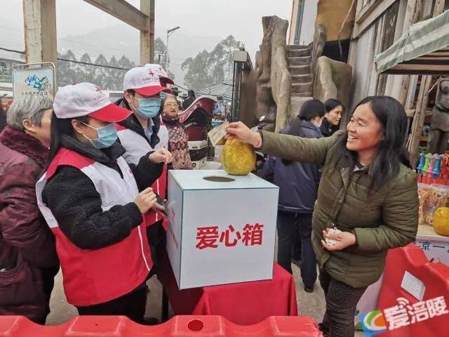 市民献出爱心图：爱涪陵