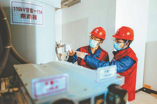国网北京电力员工进行设备检查，保障首体110千伏变电站顺利投运。