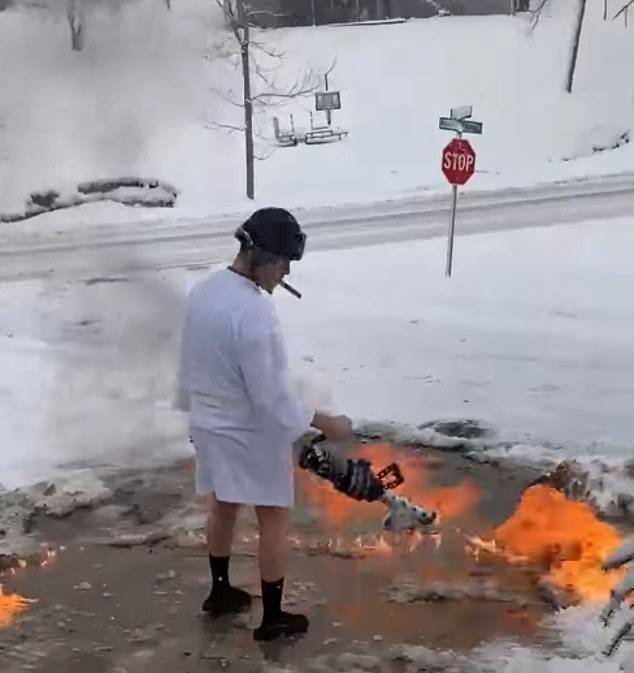硬核除雪！美国肯塔基州一男子用喷火器清除门前积雪