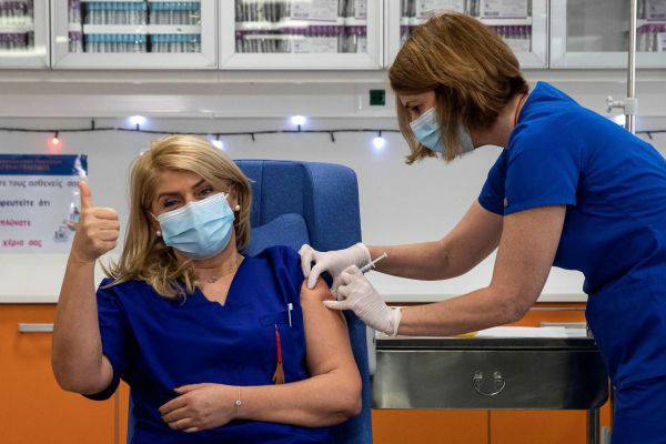 27日，一名在重症监护部门工作的希腊护士成为该国接种新冠疫苗第一人。（法新社）