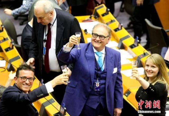 当地时间1月29日，欧洲议会批准“脱欧”协议。图为投票结束后，在场议员举杯告别中新社发欧盟供图