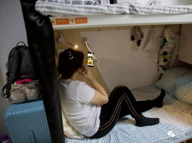 △12月22日，北京朝阳安歆乐寓，肖艳红靠在床头跟家人视频。