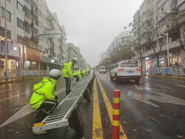 民警将隔离栏扶正、加固（青浦警方供图）