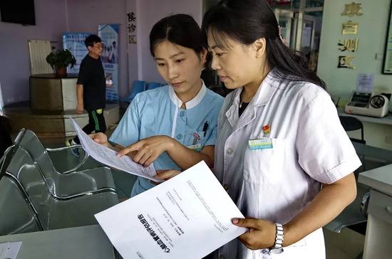 北京市丰台区方庄社区卫生服务中心医务人员在分析居民健康状况李欣摄