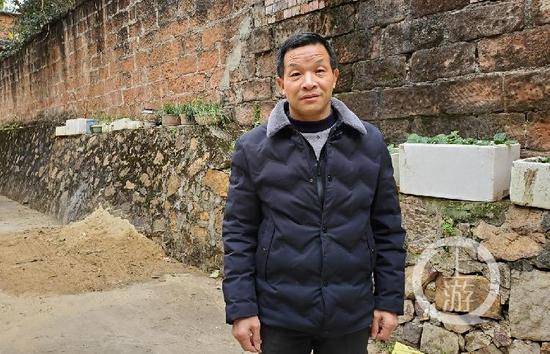 ▲12月18日，江西进贤县城，出狱5个月的张玉环仍在努力适应新环境。摄影/上游新闻记者肖鹏
