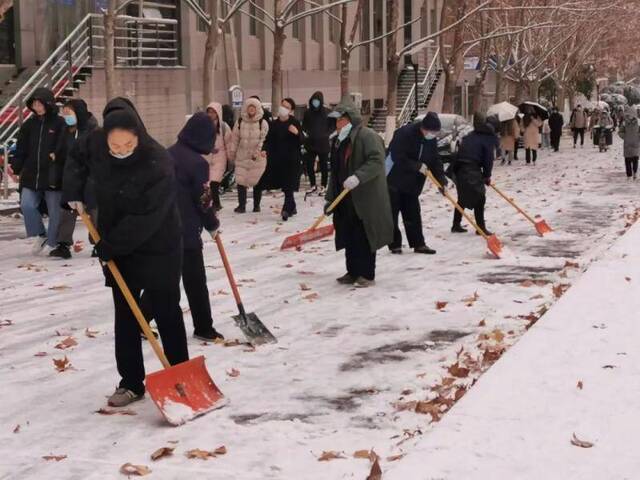 初见雪纷飞——来看看济大的初雪吧