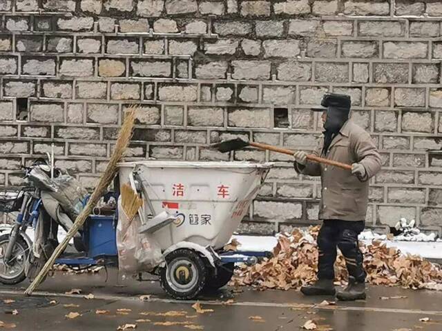 初见雪纷飞——来看看济大的初雪吧