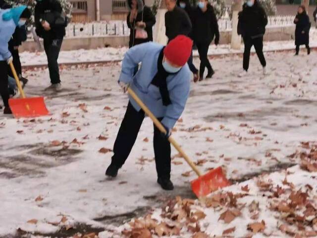 初见雪纷飞——来看看济大的初雪吧