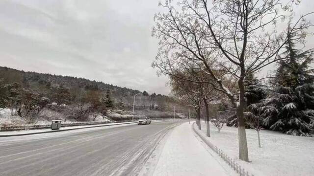 初见雪纷飞——来看看济大的初雪吧