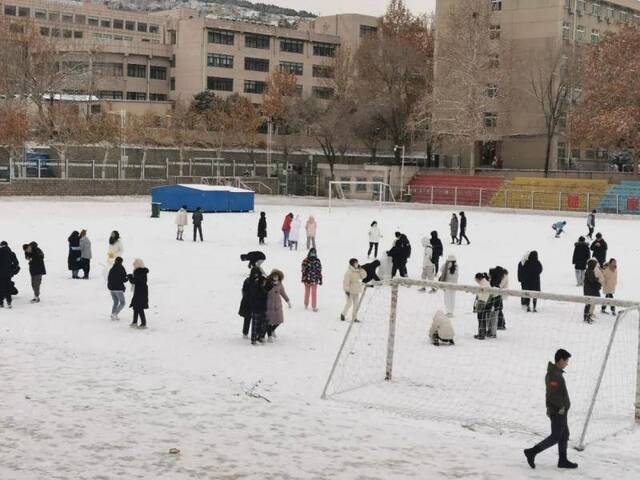 初见雪纷飞——来看看济大的初雪吧