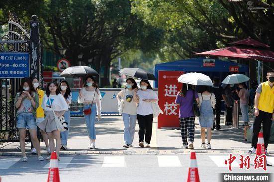 资料图：2020年9月，上海松江大学城迎“返校潮”，学生们返回熟悉的校园。殷立勤摄