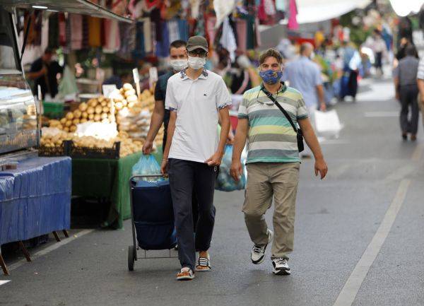 资料图：在土耳其伊斯坦布尔一处市场内拍摄的佩戴口罩的人们。（新华社）