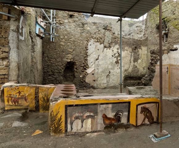 庞贝古城一小吃店被发掘 店内容器留有2000年前食物痕迹
