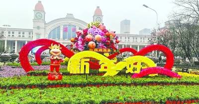 汉口火车站更新了花篮造型，并饰以时令花卉。通讯员夏大会摄