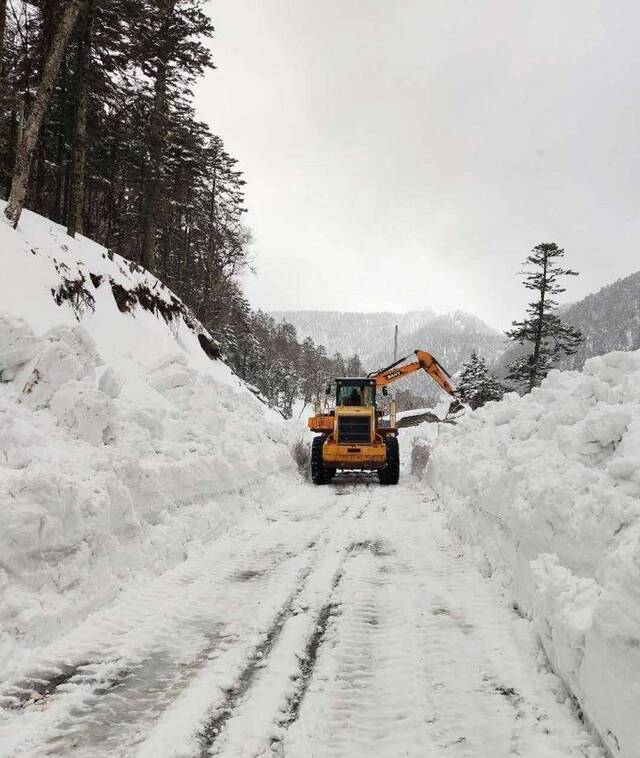 云南贡山德贡公路对部分路段实行交通管制 行人、车辆禁止通行