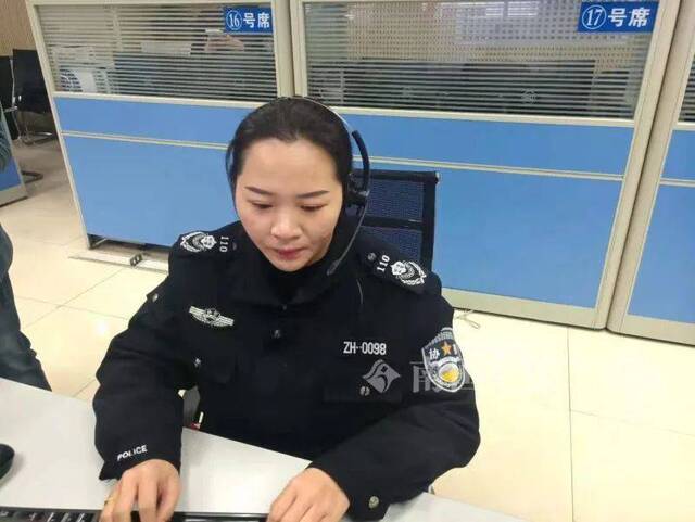 韦柳园在接听来电处置警情。