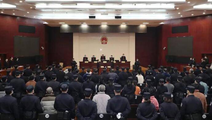 法院院长给黑社会头目通风报信，一审获刑后两人均提起上诉又都被上海高院驳回