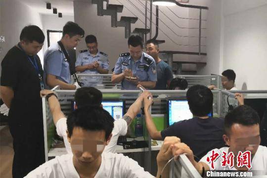 资料图：2018年7月，武汉警方破获特大网络诈骗案。图为抓捕现场刘万鹏摄