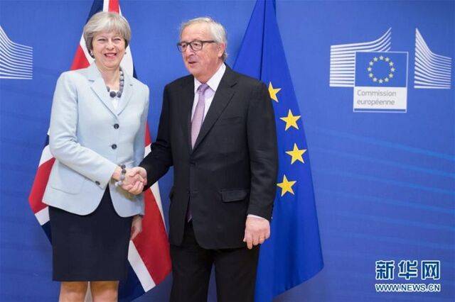 当地时间2017年12月8日，在比利时首都布鲁塞尔的欧盟总部，时任英国首相特雷莎·梅（左）会见欧盟委员会主席容克。新华网图