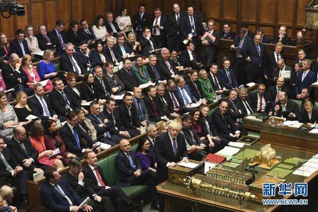 2019年12月20日，在英国伦敦，英国首相鲍里斯·约翰逊（前中）在议会下院发言。新华社图