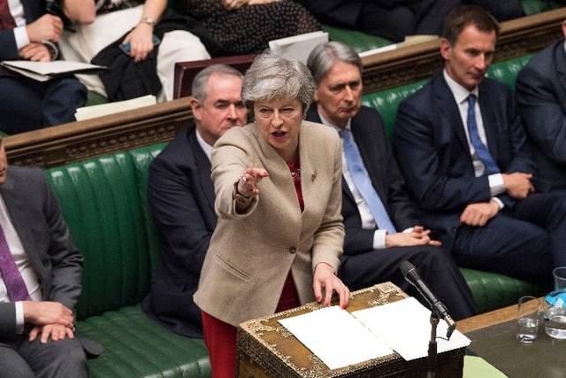 2019年3月29日，在英国伦敦，时任英国首相特雷莎·梅（前）出席议会下院辩论。新华社图