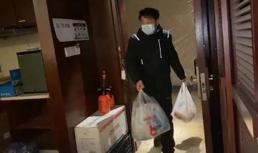 工作人员手中提着镇政府为宝宝准备的各种生活用品，其中也装满了沉甸甸的爱心