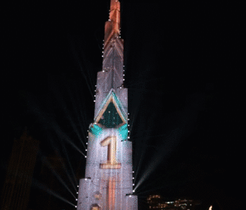 美翻！世界第一高楼上演烟花灯光秀 中英阿语齐祝“新年快乐”