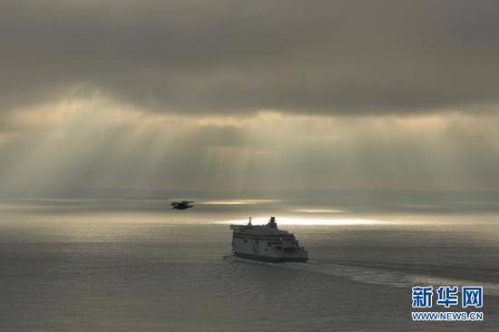 1月1日，一艘轮船驶离英国多佛港。多佛港是距离欧洲大陆最近的英国港口。新华社发（蒂姆·爱尔兰摄）