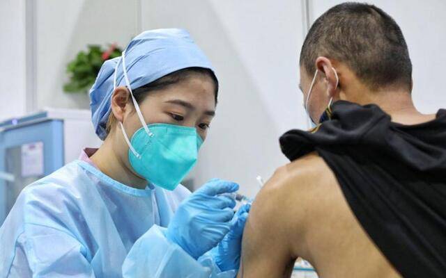 2021年1月2日，朝阳规划艺术馆，接种人员正在接种疫苗。摄影/新京报记者王飞