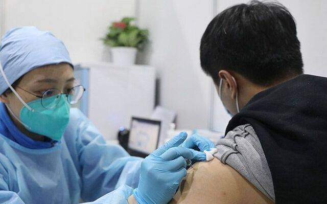朝阳规划艺术馆新冠病毒疫苗临时接种点，接种人员正在接种疫苗。摄影/新京报记者王飞