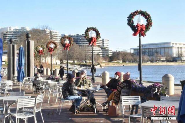 当地时间12月29日，美国首都华盛顿民众在室外餐厅用餐。中新社记者沙晗汀摄