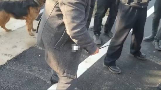 湖北樊城警方通报“村支书持刀威胁村民”：无伤亡，村支书已拘留