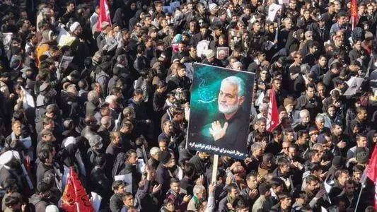 2020年1月6日，成千上万的伊朗民众走上德黑兰街头，向被美军击杀的高级军官苏莱曼尼表示敬意。