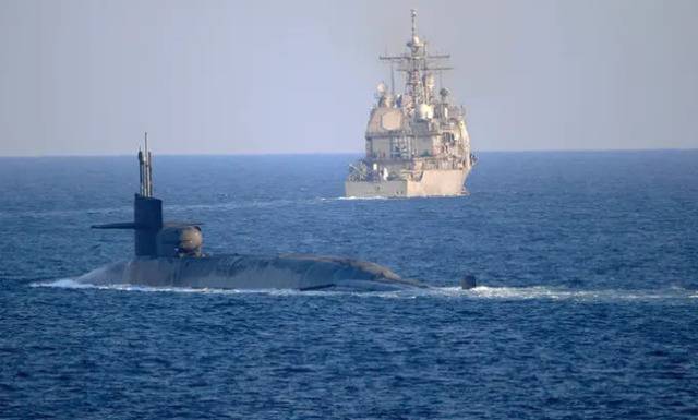 美国海军战略核潜艇进入霍尔木兹海峡