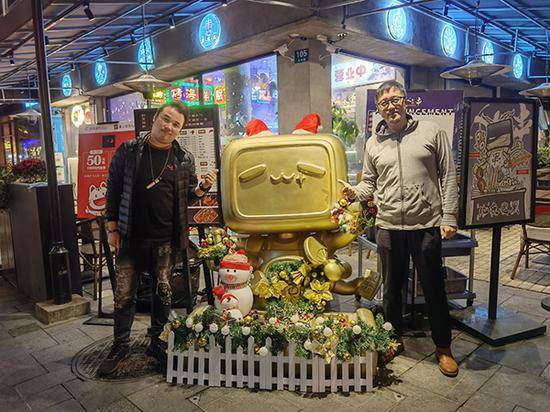 纪录片《人生一串》体验店（大学路店）店长于少华（左）