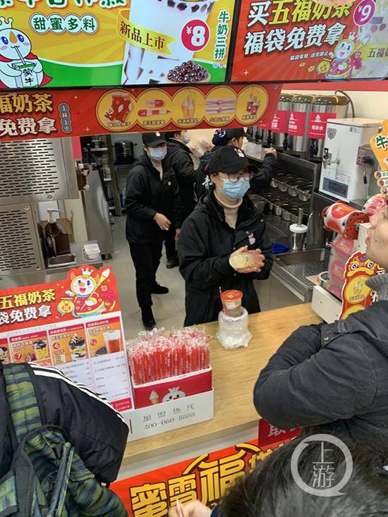 ▲有些饮品店仍在使用塑料吸管