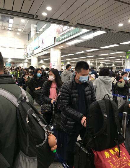 港人经深圳湾口岸返回内地。图片香港《头条日报》