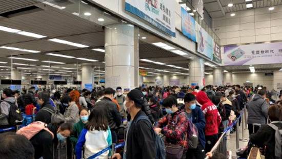 港人经深圳湾口岸返回内地。图片香港《头条日报》