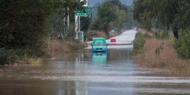 希腊多地相继遭遇强降雨 致多条交通道路受损