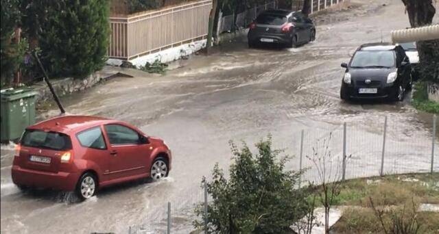 希腊多地相继遭遇强降雨 致多条交通道路受损