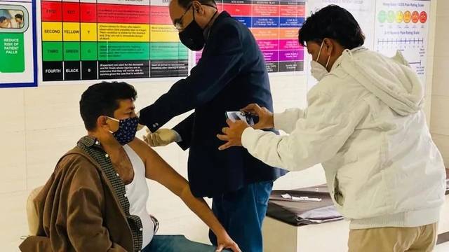 印度首款国产疫苗遭遇争议 石油部长：对疫苗不信任都是“智障”