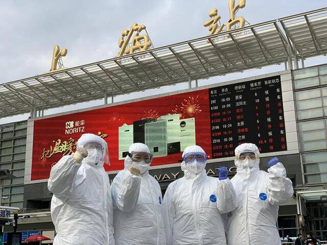 来自社区卫生服务中心的医护人员驻守在上海火车站。