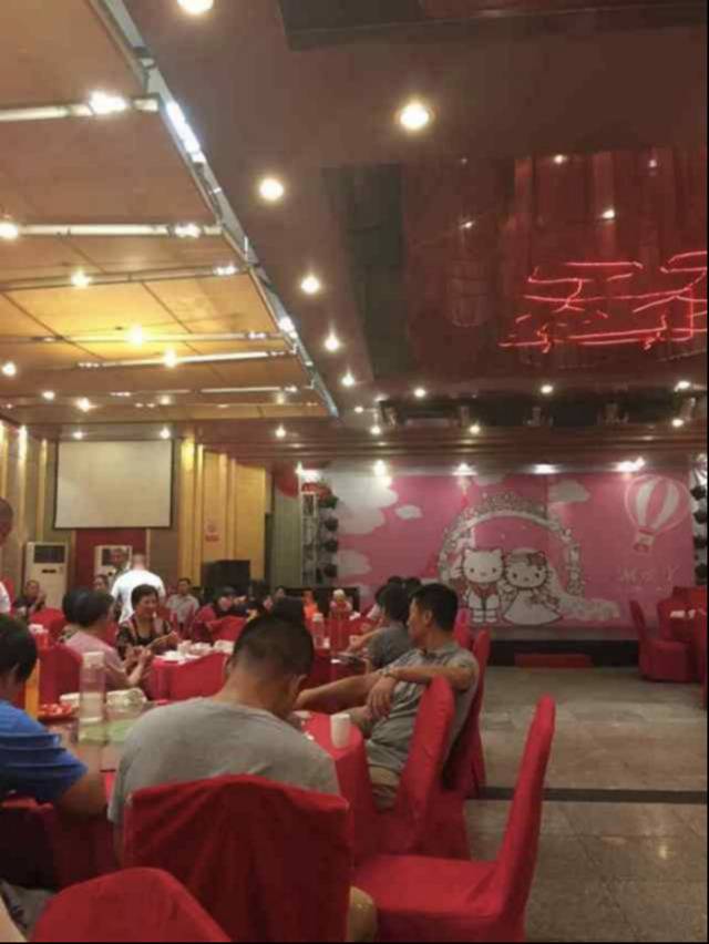 网传视频中，婚礼现场变新年联欢会